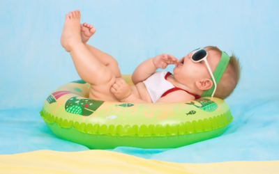 Un bébé sur une bouée dans une piscine